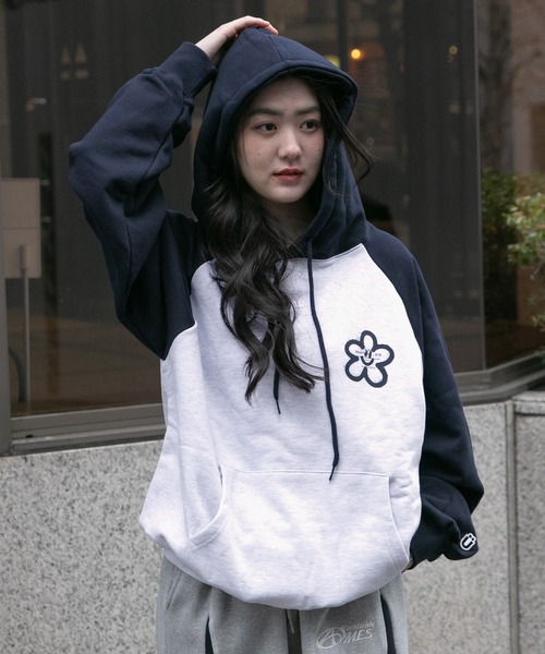 ISTKUNST（イストクンスト）の「【UNISEX】ISTKUNST／フラワースマイリー フーディー（ウラケ）2995992（パーカー・レディース・グリーン/ネイビー/ブラック・SMALL/MEDIUM/LARGE）」の4枚目の写真