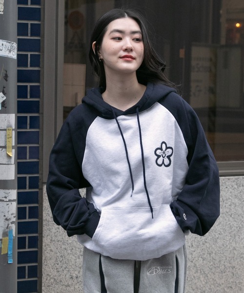 ISTKUNST（イストクンスト）の「【UNISEX】ISTKUNST／フラワースマイリー フーディー（ウラケ）2995992（パーカー・レディース・グリーン/ネイビー/ブラック・SMALL/MEDIUM/LARGE）」の6枚目の写真