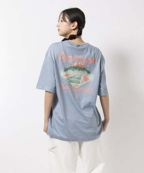 Reebok(リーボック)の「クラシック コート スポーツ Tシャツ / CL COURT SPORT TEE(Tシャツ/カットソー・メンズ・オフホワイト/ライトブルー・LARGE/MEDIUM/SMALL/XX-LARGE/X-LARGE)」の2枚目の写真
