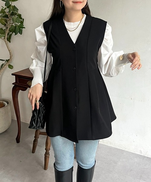 prose verse(プロズヴェール)の「Vネックタックプリーツペプラムジレ(ベスト・レディース・ブラック/アイボリー・フリ-)」の2枚目の写真