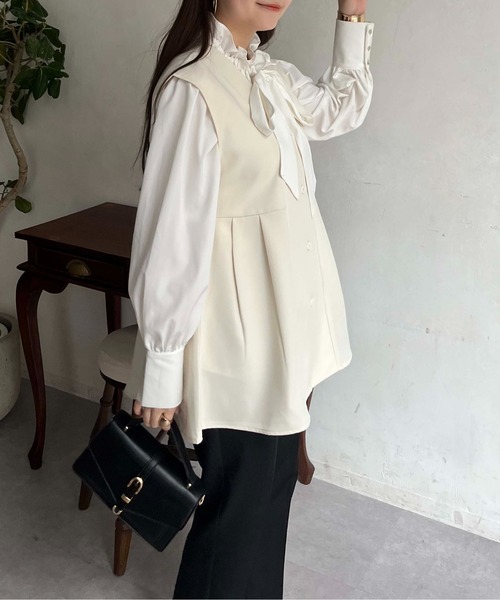 prose verse(プロズヴェール)の「Vネックタックプリーツペプラムジレ(ベスト・レディース・ブラック/アイボリー・フリ-)」の4枚目の写真