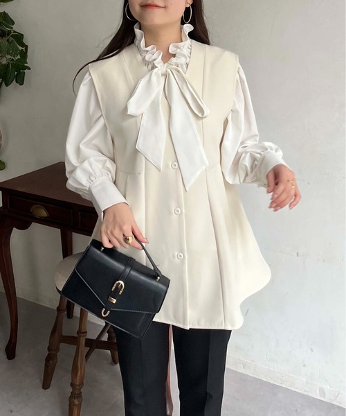 prose verse(プロズヴェール)の「Vネックタックプリーツペプラムジレ(ベスト・レディース・ブラック/アイボリー・フリ-)」の5枚目の写真