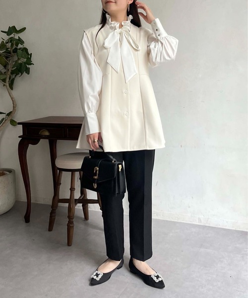 prose verse(プロズヴェール)の「Vネックタックプリーツペプラムジレ(ベスト・レディース・ブラック/アイボリー・フリ-)」の10枚目の写真