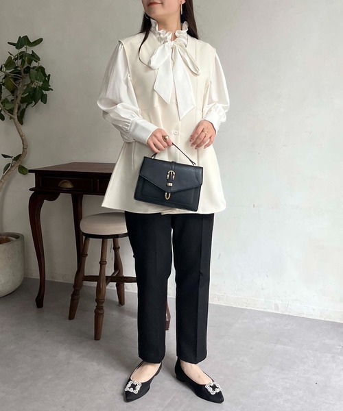 prose verse(プロズヴェール)の「Vネックタックプリーツペプラムジレ(ベスト・レディース・ブラック/アイボリー・フリ-)」の13枚目の写真