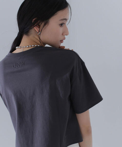 NATURAL BEAUTY BASIC(ナチュラルビューティーベーシック)の「◇【Oggi掲載】バックエンボスクロップドTシャツ(Tシャツ/カットソー・レディース・オフホワイト/チャコールグレー/ピンク・FREE)」の4枚目の写真