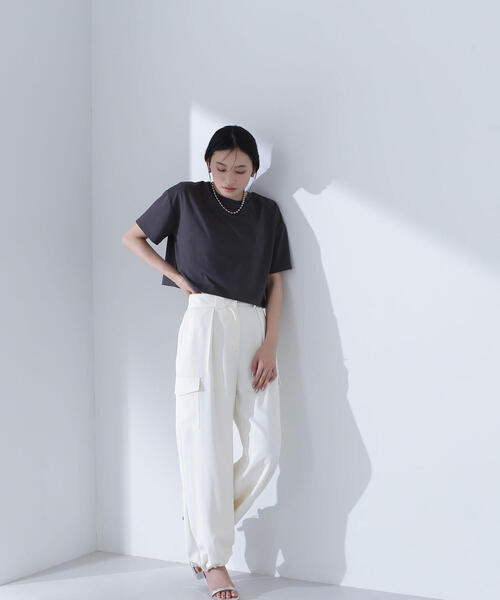 NATURAL BEAUTY BASIC(ナチュラルビューティーベーシック)の「◇【Oggi掲載】バックエンボスクロップドTシャツ(Tシャツ/カットソー・レディース・オフホワイト/チャコールグレー/ピンク・FREE)」の5枚目の写真