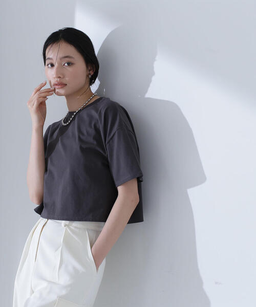 NATURAL BEAUTY BASIC(ナチュラルビューティーベーシック)の「◇【Oggi掲載】バックエンボスクロップドTシャツ(Tシャツ/カットソー・レディース・オフホワイト/チャコールグレー/ピンク・FREE)」の6枚目の写真
