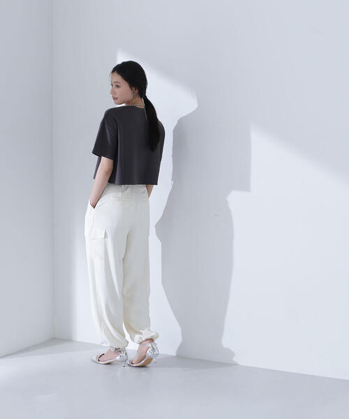 NATURAL BEAUTY BASIC(ナチュラルビューティーベーシック)の「◇【Oggi掲載】バックエンボスクロップドTシャツ(Tシャツ/カットソー・レディース・オフホワイト/チャコールグレー/ピンク・FREE)」の7枚目の写真