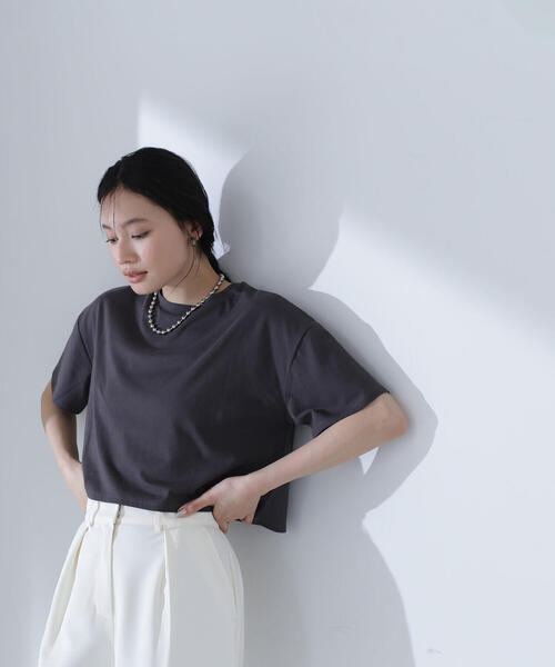 NATURAL BEAUTY BASIC(ナチュラルビューティーベーシック)の「◇【Oggi掲載】バックエンボスクロップドTシャツ(Tシャツ/カットソー・レディース・オフホワイト/チャコールグレー/ピンク・FREE)」の8枚目の写真