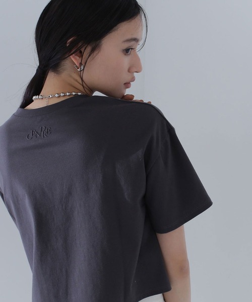 NATURAL BEAUTY BASIC(ナチュラルビューティーベーシック)の「◇【Oggi掲載】バックエンボスクロップドTシャツ(Tシャツ/カットソー・レディース・オフホワイト/チャコールグレー/ピンク・FREE)」の2枚目の写真