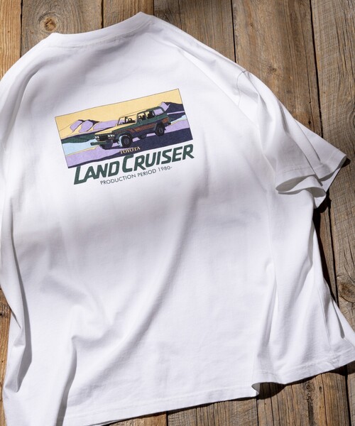 FREAK'S STORE（フリークスストア）の「リラックスフィット ランクル60 バックプリント ショートスリーブ クルーネックTシャツ/ランドクルーザー/トートバッグ（Tシャツ/カットソー・メンズ・ホワイト/オリーブ/ブラック/アッシュ/ベージュ・LARGE/MEDIUM）」の2枚目の写真