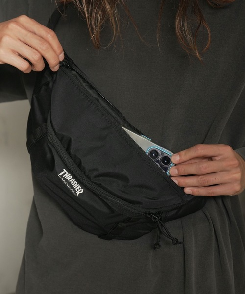 THRASHER(スラッシャー)の「RUNNING PUSH Waist Bag/スラッシャースマートフォン収納可能ワンポイントアイコンウエストバッグ(ボディバッグ/ウエストポーチ・メンズ・ブラック×ブラック/ブラック×ゴールド/ブラック×ホワイト・FREE)」の9枚目の写真