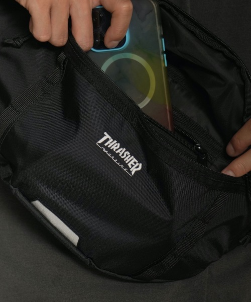 THRASHER(スラッシャー)の「RUNNING PUSH Waist Bag/スラッシャースマートフォン収納可能ワンポイントアイコンウエストバッグ(ボディバッグ/ウエストポーチ・メンズ・ブラック×ブラック/ブラック×ゴールド/ブラック×ホワイト・FREE)」の10枚目の写真
