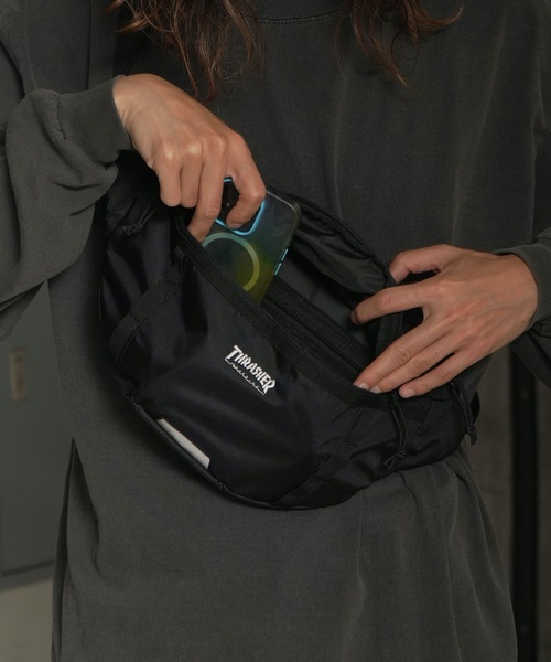 THRASHER(スラッシャー)の「RUNNING PUSH Waist Bag/スラッシャースマートフォン収納可能ワンポイントアイコンウエストバッグ(ボディバッグ/ウエストポーチ・メンズ・ブラック×ブラック/ブラック×ゴールド/ブラック×ホワイト・FREE)」の11枚目の写真