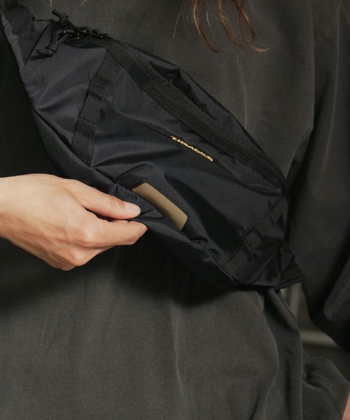 THRASHER(スラッシャー)の「RUNNING PUSH Waist Bag/スラッシャースマートフォン収納可能ワンポイントアイコンウエストバッグ(ボディバッグ/ウエストポーチ・メンズ・ブラック×ブラック/ブラック×ゴールド/ブラック×ホワイト・FREE)」の21枚目の写真