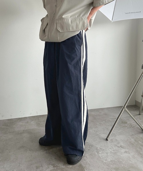 apres jour mignon（アプレジュールミニョン）の「【ユニセックス】ナイロンラインパンツ【ZOZOTOWN限定アイテム】（その他パンツ・レディース・ボルドー/ネイビー/チャコールグレー/ブラック・MEDIUM/X-LARGE/SMALL）」の3枚目の写真