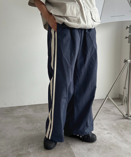apres jour mignon（アプレジュールミニョン）の「【ユニセックス】ナイロンラインパンツ【ZOZOTOWN限定アイテム】（その他パンツ・レディース・ボルドー/ネイビー/チャコールグレー/ブラック・MEDIUM/X-LARGE/SMALL）」の5枚目の写真
