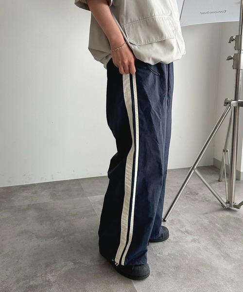 apres jour mignon（アプレジュールミニョン）の「【ユニセックス】ナイロンラインパンツ【ZOZOTOWN限定アイテム】（その他パンツ・レディース・ボルドー/ネイビー/チャコールグレー/ブラック・MEDIUM/X-LARGE/SMALL）」の6枚目の写真