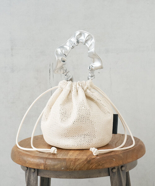 Actually（アクチュアリー）の「スパンコールメッシュミニ巾着バッグ（トートバッグ・レディース・アイボリー/ブラック/シルバー・0）」の9枚目の写真