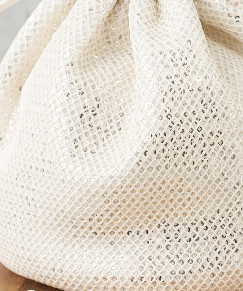 Actually（アクチュアリー）の「スパンコールメッシュミニ巾着バッグ（トートバッグ・レディース・アイボリー/ブラック/シルバー・0）」の10枚目の写真