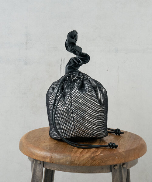 Actually（アクチュアリー）の「スパンコールメッシュミニ巾着バッグ（トートバッグ・レディース・アイボリー/ブラック/シルバー・0）」の16枚目の写真