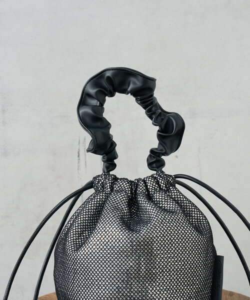 Actually（アクチュアリー）の「スパンコールメッシュミニ巾着バッグ（トートバッグ・レディース・アイボリー/ブラック/シルバー・0）」の21枚目の写真