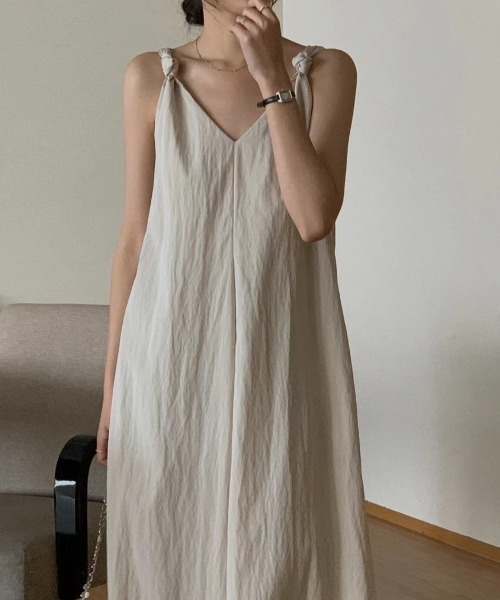 ABITOKYO(アビトーキョー)の「フロントタックVネックキャミワンピース(ワンピース・レディース・ブラック/アイボリー/ベージュ・L/M/XL)」の2枚目の写真
