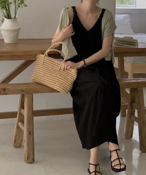 ABITOKYO(アビトーキョー)の「フロントタックVネックキャミワンピース(ワンピース・レディース・ブラック/アイボリー/ベージュ・L/M/XL)」の4枚目の写真