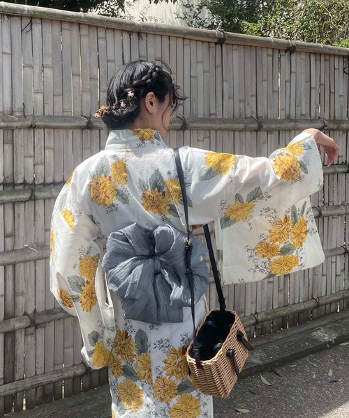 お任せ兵児帯つき◆大人ゆかた◆涼し桜蔦柄◆どなたでもお似合いになる 浴衣 3点セット（浴衣/兵児帯/下駄） 白 灰色系 牡丹 花 大柄