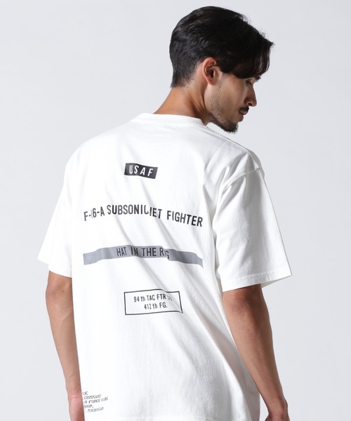 AVIREX(アヴィレックス)の「《直営店限定》STENCIL T-SHIRT "HAT IN THE RING" / ステンシル Tシャツ "ハット イン ザ リング" / AVIREX / アヴィレックス(Tシャツ/カットソー・メンズ・ホワイト/その他10/その他18/ブラック・M/L/XL/2XL)」の1枚目の写真