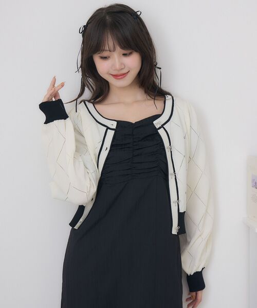 ems excite(エムズエキサイト)の「リボン釦ビジューカーデ(ニット/セーター・レディース・パープル/ブラック/ナチュラル・FREE)」の4枚目の写真