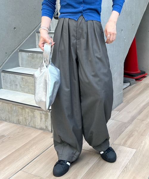 ABYS(アビス)の「ツータックワイドカーブスラックス(スラックス・レディース・グレー/ブラック・LARGE/MEDIUM)」の3枚目の写真