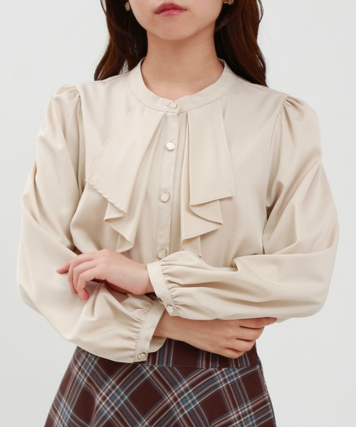 ASTORIA ODIER（アストリアオディール）の「とろみフリルブラウス（シャツ/ブラウス・レディース・ピンクベージュ/ブルーグリーン/ホワイト/ベージュ/グレイッシュベージュ/ネイビー・SMALL/MEDIUM）」の3枚目の写真