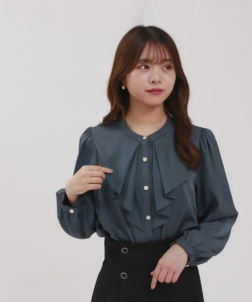 ASTORIA ODIER（アストリアオディール）の「とろみフリルブラウス（シャツ/ブラウス・レディース・ピンクベージュ/ブルーグリーン/ホワイト/ベージュ/グレイッシュベージュ/ネイビー・SMALL/MEDIUM）」の5枚目の写真