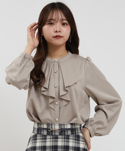 ASTORIA ODIER（アストリアオディール）の「とろみフリルブラウス（シャツ/ブラウス・レディース・ピンクベージュ/ブルーグリーン/ホワイト/ベージュ/グレイッシュベージュ/ネイビー・SMALL/MEDIUM）」の4枚目の写真