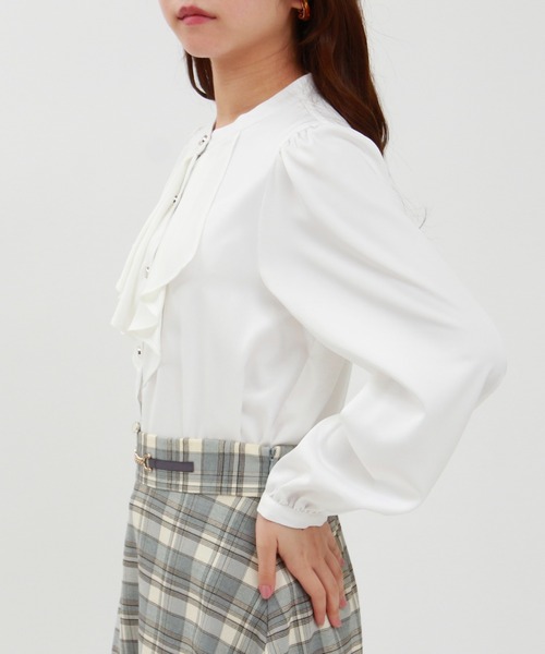 ASTORIA ODIER（アストリアオディール）の「とろみフリルブラウス（シャツ/ブラウス・レディース・ピンクベージュ/ブルーグリーン/ホワイト/ベージュ/グレイッシュベージュ/ネイビー・SMALL/MEDIUM）」の15枚目の写真