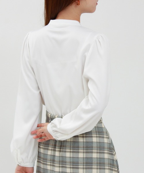 ASTORIA ODIER（アストリアオディール）の「とろみフリルブラウス（シャツ/ブラウス・レディース・ピンクベージュ/ブルーグリーン/ホワイト/ベージュ/グレイッシュベージュ/ネイビー・SMALL/MEDIUM）」の16枚目の写真