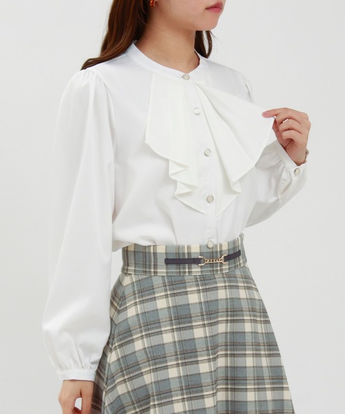 ASTORIA ODIER（アストリアオディール）の「とろみフリルブラウス（シャツ/ブラウス・レディース・ピンクベージュ/ブルーグリーン/ホワイト/ベージュ/グレイッシュベージュ/ネイビー・SMALL/MEDIUM）」の14枚目の写真