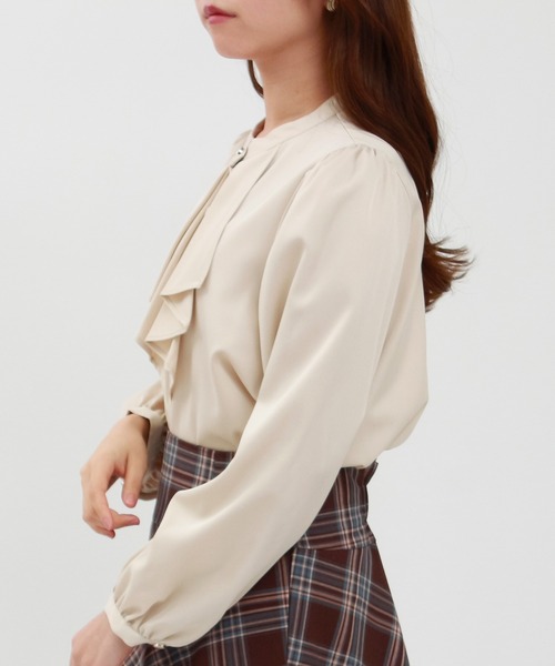 ASTORIA ODIER（アストリアオディール）の「とろみフリルブラウス（シャツ/ブラウス・レディース・ピンクベージュ/ブルーグリーン/ホワイト/ベージュ/グレイッシュベージュ/ネイビー・SMALL/MEDIUM）」の21枚目の写真