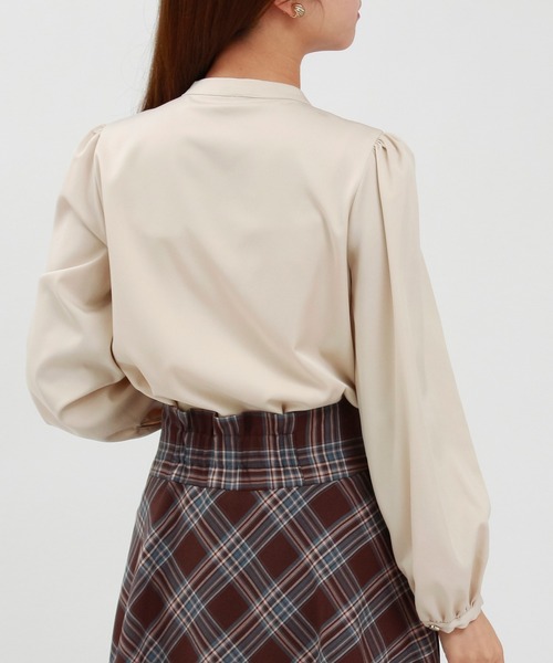 ASTORIA ODIER（アストリアオディール）の「とろみフリルブラウス（シャツ/ブラウス・レディース・ピンクベージュ/ブルーグリーン/ホワイト/ベージュ/グレイッシュベージュ/ネイビー・SMALL/MEDIUM）」の22枚目の写真