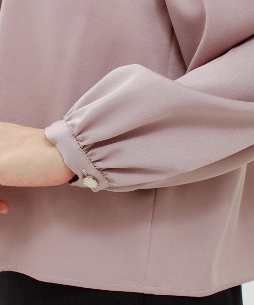 ASTORIA ODIER（アストリアオディール）の「とろみフリルブラウス（シャツ/ブラウス・レディース・ピンクベージュ/ブルーグリーン/ホワイト/ベージュ/グレイッシュベージュ/ネイビー・SMALL/MEDIUM）」の7枚目の写真