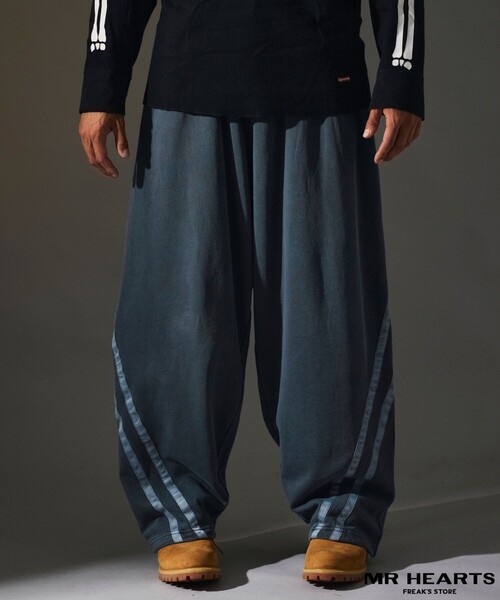 FREAK'S STORE(フリークスストア)の「MR HEARTS/ミスターハーツ 限定展開 MR HEARTS/ミスターハーツ WIDE SILHOUETTE SIDE LINE SWEAT PANTS(スウェットパンツ・メンズ・ブラウン/ネイビー/ブラック・SMALL/MEDIUM/LARGE)」の3枚目の写真
