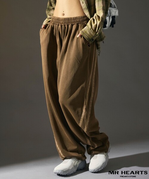 FREAK'S STORE(フリークスストア)の「MR HEARTS/ミスターハーツ 限定展開 MR HEARTS/ミスターハーツ WIDE SILHOUETTE SIDE LINE SWEAT PANTS(スウェットパンツ・メンズ・ブラウン/ネイビー/ブラック・SMALL/MEDIUM/LARGE)」の2枚目の写真