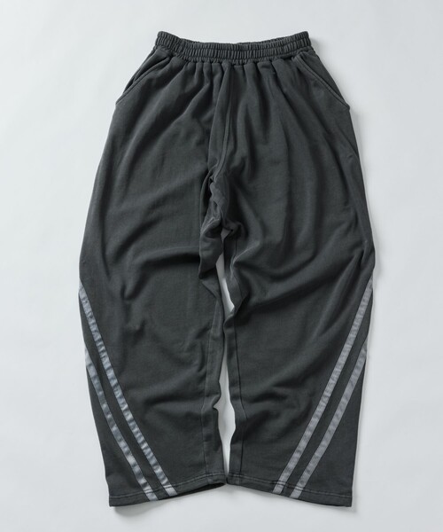 FREAK'S STORE(フリークスストア)の「MR HEARTS/ミスターハーツ 限定展開 MR HEARTS/ミスターハーツ WIDE SILHOUETTE SIDE LINE SWEAT PANTS(スウェットパンツ・メンズ・ブラウン/ネイビー/ブラック・SMALL/MEDIUM/LARGE)」の4枚目の写真