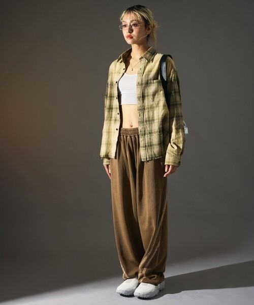 FREAK'S STORE(フリークスストア)の「MR HEARTS/ミスターハーツ 限定展開 MR HEARTS/ミスターハーツ WIDE SILHOUETTE SIDE LINE SWEAT PANTS(スウェットパンツ・メンズ・ブラウン/ネイビー/ブラック・SMALL/MEDIUM/LARGE)」の16枚目の写真