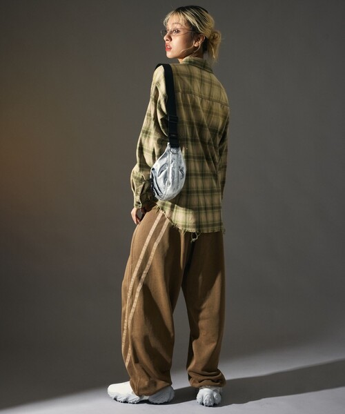 FREAK'S STORE(フリークスストア)の「MR HEARTS/ミスターハーツ 限定展開 MR HEARTS/ミスターハーツ WIDE SILHOUETTE SIDE LINE SWEAT PANTS(スウェットパンツ・メンズ・ブラウン/ネイビー/ブラック・SMALL/MEDIUM/LARGE)」の17枚目の写真
