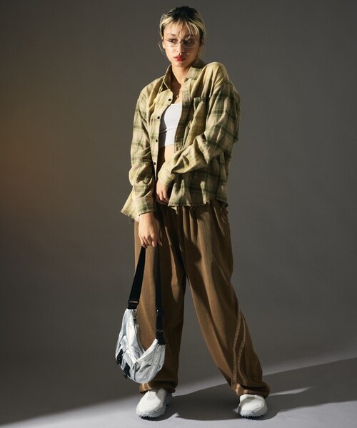 FREAK'S STORE(フリークスストア)の「MR HEARTS/ミスターハーツ 限定展開 MR HEARTS/ミスターハーツ WIDE SILHOUETTE SIDE LINE SWEAT PANTS(スウェットパンツ・メンズ・ブラウン/ネイビー/ブラック・SMALL/MEDIUM/LARGE)」の18枚目の写真