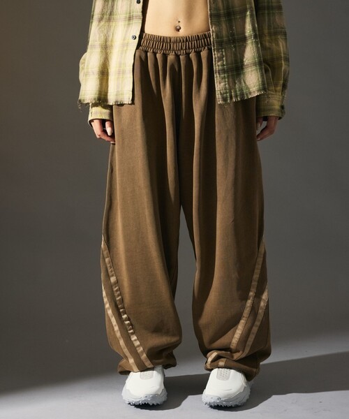 FREAK'S STORE(フリークスストア)の「MR HEARTS/ミスターハーツ 限定展開 MR HEARTS/ミスターハーツ WIDE SILHOUETTE SIDE LINE SWEAT PANTS(スウェットパンツ・メンズ・ブラウン/ネイビー/ブラック・SMALL/MEDIUM/LARGE)」の19枚目の写真
