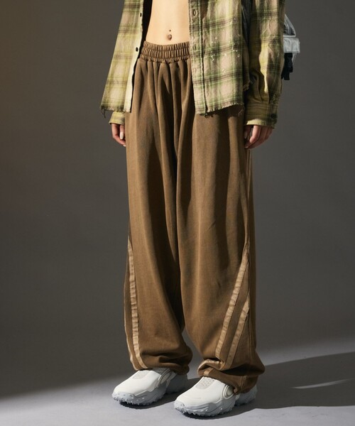 FREAK'S STORE(フリークスストア)の「MR HEARTS/ミスターハーツ 限定展開 MR HEARTS/ミスターハーツ WIDE SILHOUETTE SIDE LINE SWEAT PANTS(スウェットパンツ・メンズ・ブラウン/ネイビー/ブラック・SMALL/MEDIUM/LARGE)」の20枚目の写真