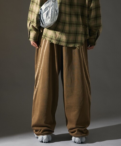 FREAK'S STORE(フリークスストア)の「MR HEARTS/ミスターハーツ 限定展開 MR HEARTS/ミスターハーツ WIDE SILHOUETTE SIDE LINE SWEAT PANTS(スウェットパンツ・メンズ・ブラウン/ネイビー/ブラック・SMALL/MEDIUM/LARGE)」の21枚目の写真